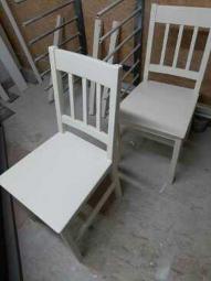 białe krzesła po renowacji