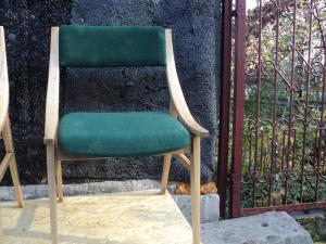 krzesło brązowe z zielonym obiciem