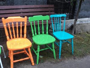 odrestaurowane kolorowe krzesła