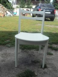 odrestaurowane białe krzesło