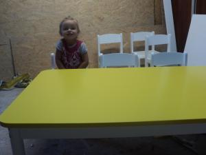 dziewczynka przy stole do renowacji