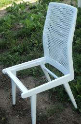 białe krzesło z siatkowym oparciem