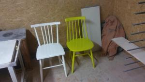 kolorowe krzesła