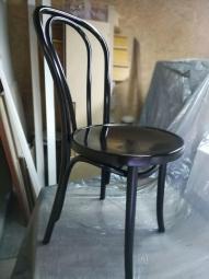 czarne lakierowane krzesło