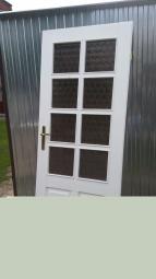 odrestaurowane, białe drzwi