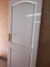 białe, lakierowane drzwi